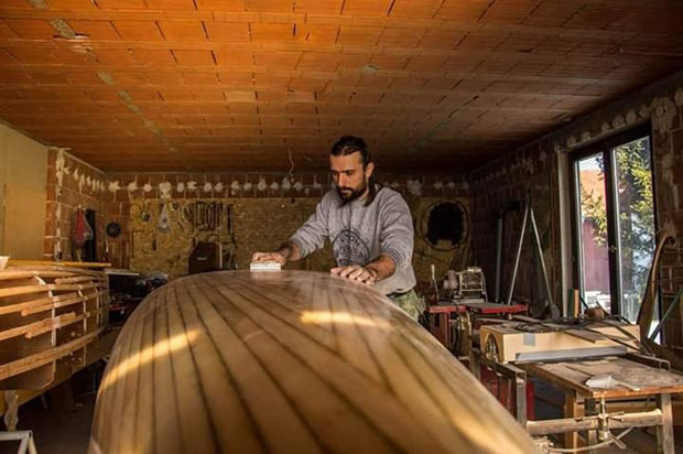 Самоуки шумски пустолов из Каћа прави кануе за море на Дунаву